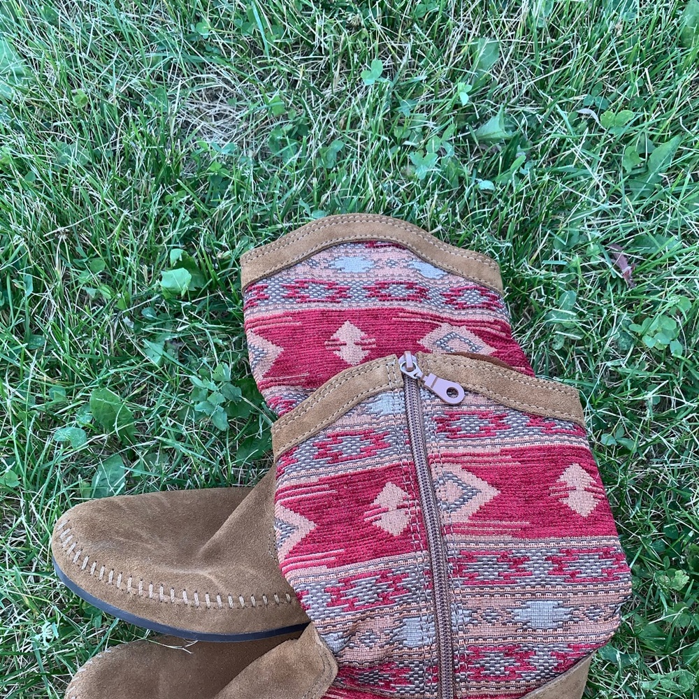 Size 9 Minnetonka High Moccasin Boots